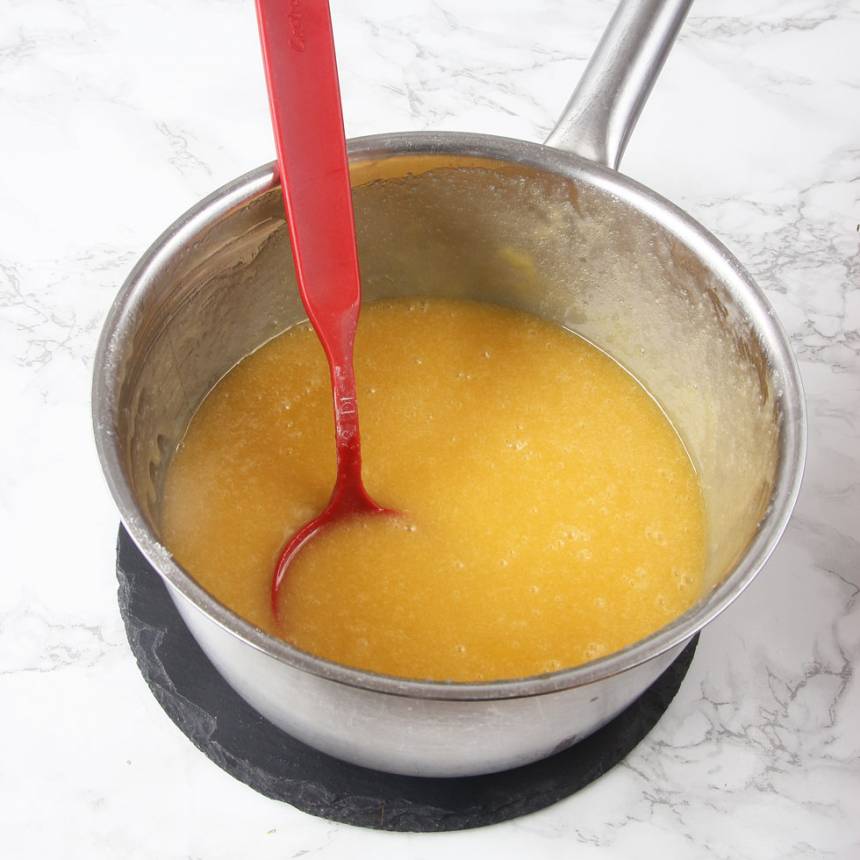 1. Sätt ugnen på 180 grader. Smörj en form med löstagbar kant, ca 24 cm i diameter, med smör och bröa den med kokos eller ströbröd. Smält smöret i en kastrull. Tillsätt resten av ingredienserna och blanda snabbt ihop allt till en slät smet.