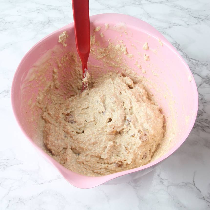 4. Blanda de mixade havregrynen, bikarbonat och salt i en bunke. Blanda ihop de torra ingredienserna, äggen och filmjölk till en kladdig smet. Rör ner aprikoser och nötter i smeten.