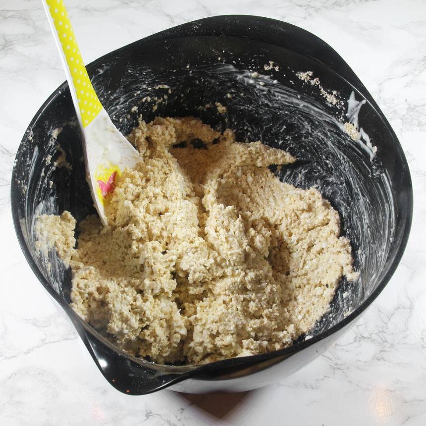5. Blanda ihop de torra ingredienserna, äggen, filmjölk och Keso till en kladdig smet.
