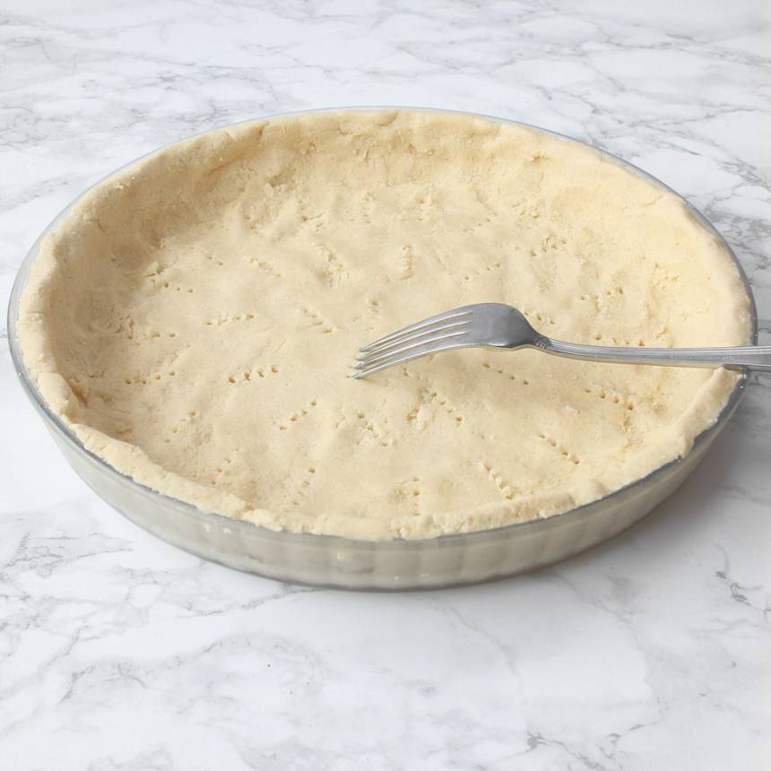 3. Tryck ut degen i en pajform, ca 26 cm i diameter. Nagga bottnen med en gaffel.