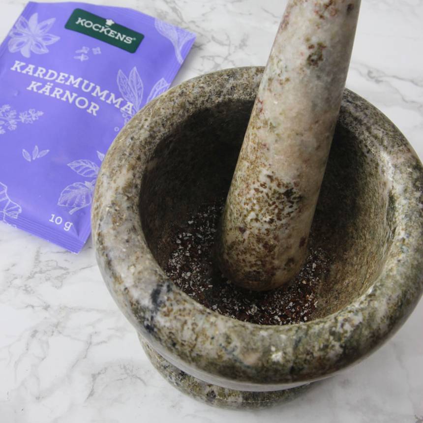 2. Mortla kardemummakärnorna.