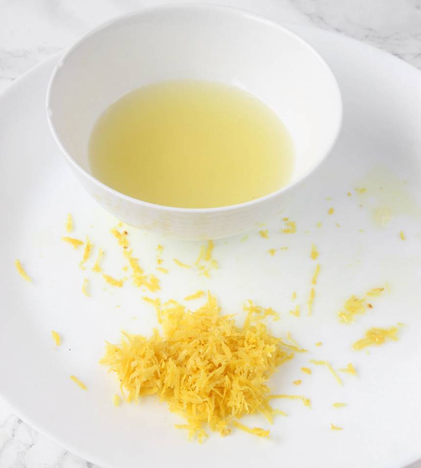 6. Fyllning: Riv citronskalet fint och pressa ur all saft.