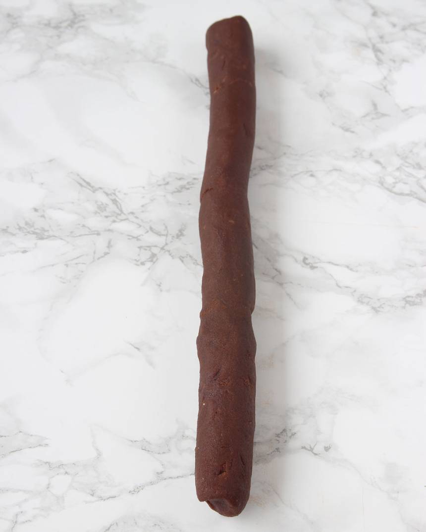 3. Rulla 2 längder av smeten, ca 2 cm tjocka.