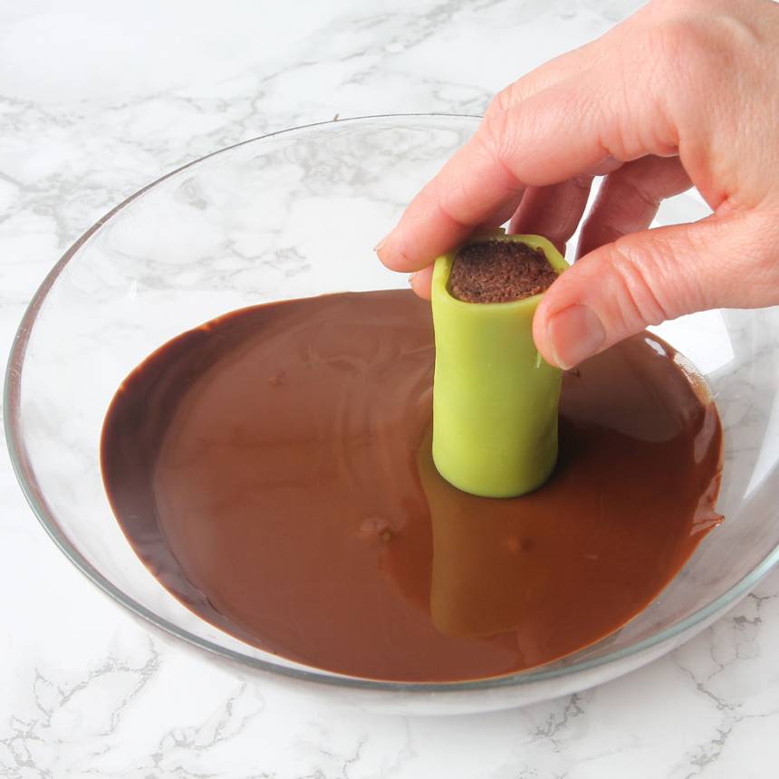 7. Doppa ändarna i choklad.