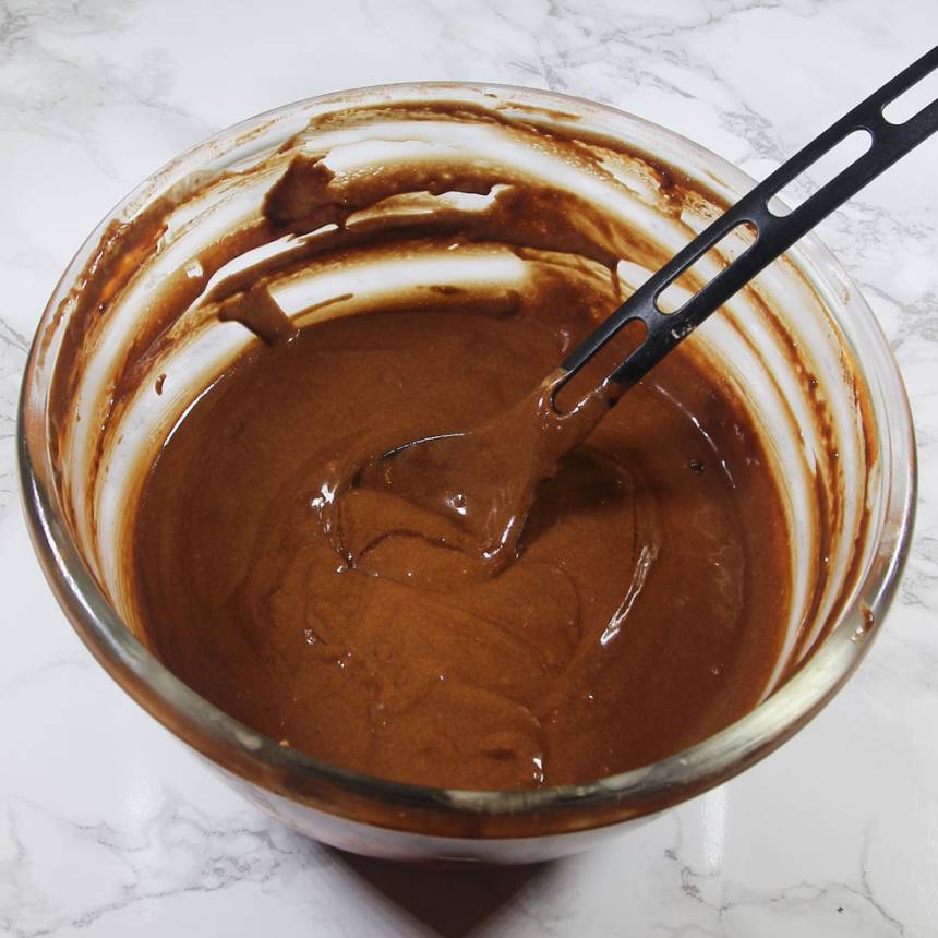 2. Brun chokladmousse: Vispa grädden fluffig. Smält chokladen. Vispa äggulorna fluffiga. Blanda ihop äggulor och den smälta chokladen. Blanda ner chokladsmeten i den vispade grädden.