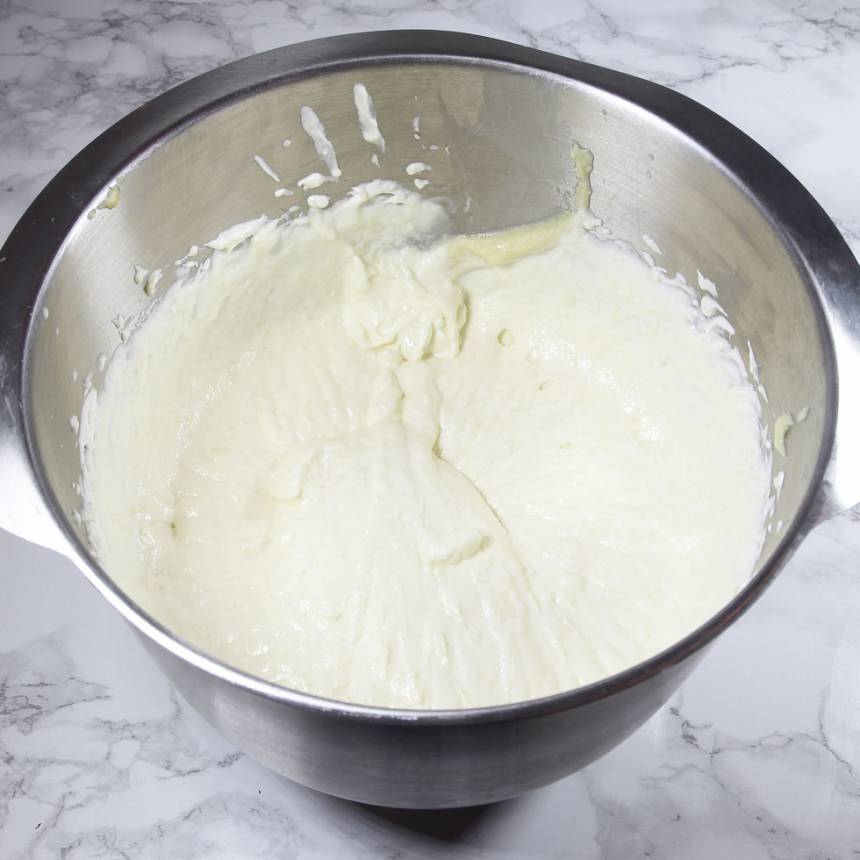 4. Vit chokladmousse: Vispa grädden fluffig. Smält chokladen. Vispa äggulorna fluffiga. Blanda ihop äggulor och den smälta chokladen. Blanda ner chokladsmeten i den vispade grädden.