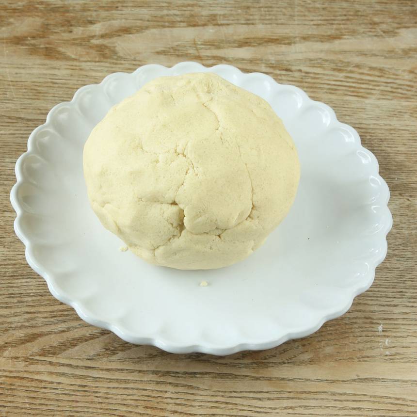 1. Sätt ugnen på 200 grader. Blanda strösocker, vetemjöl och salt i en bunke. Nyp ihop smöret med de torra ingredienserna till en deg. Eller kör ihop degen snabbt i en hushållsmaskin.