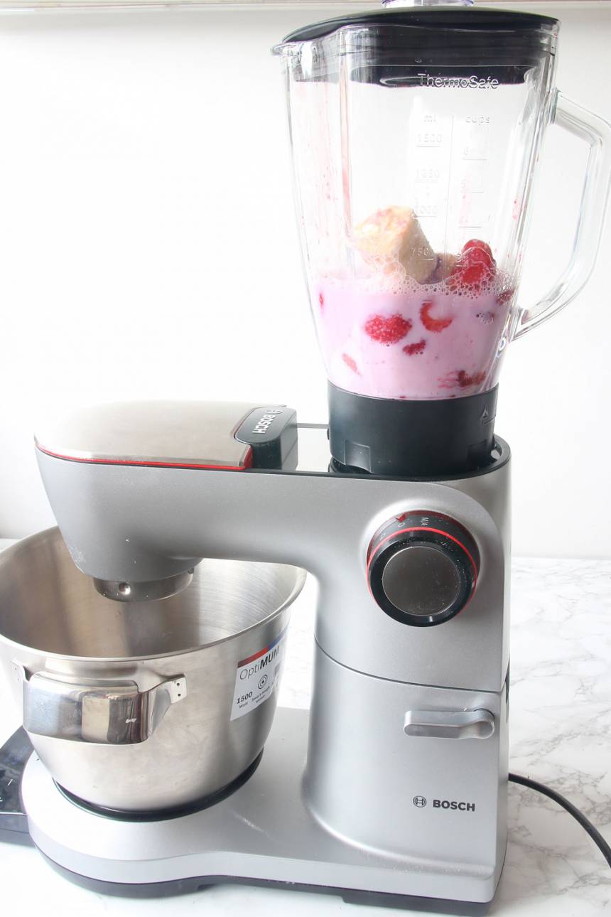 1. Mät upp rätt mängd jordgubbar, hallon, banan och mjölk i mixern. Den inbyggda vågen Bosch OptiMUM9 känner av vikten.
