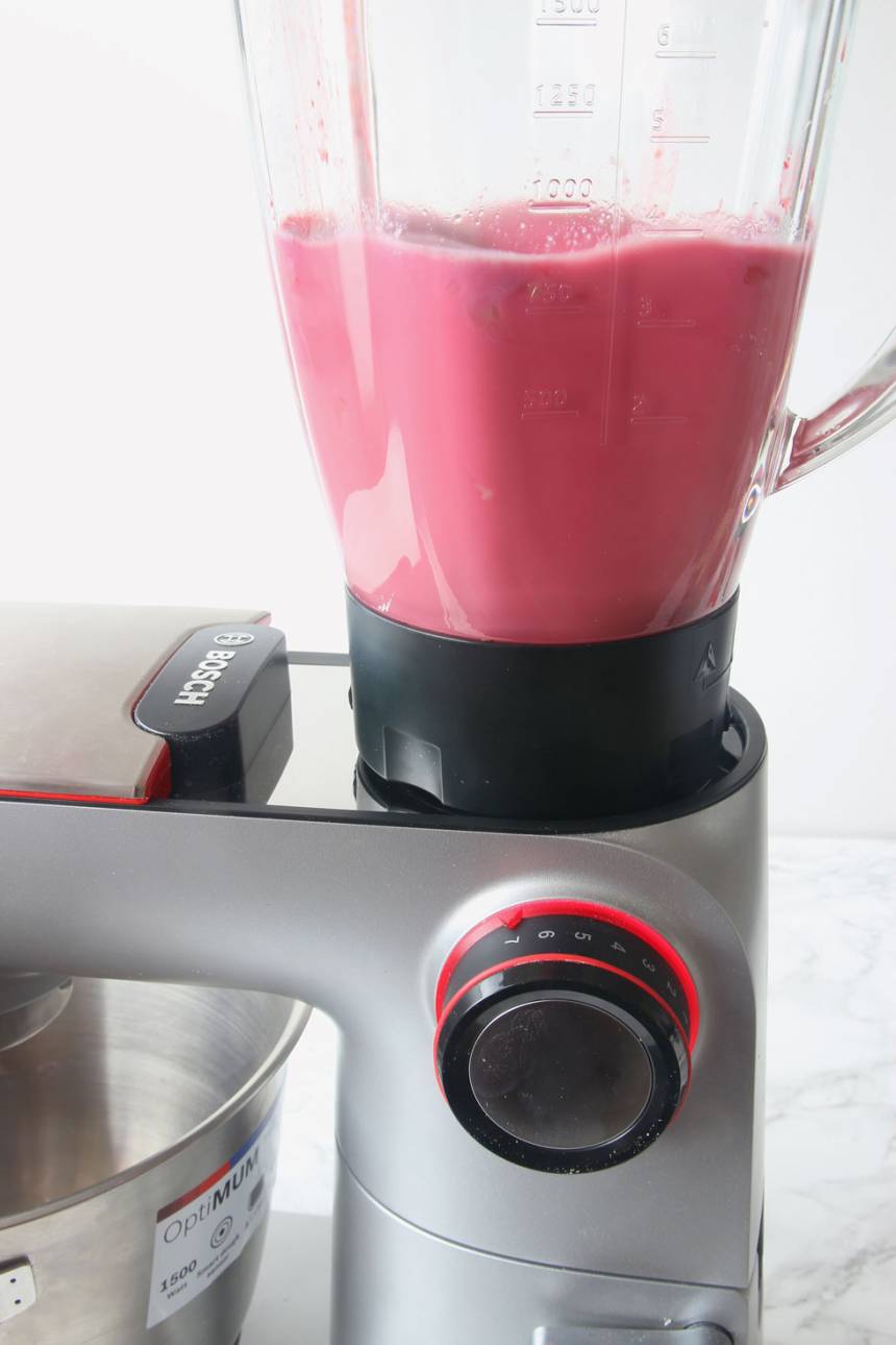 4. Mixa alla ingredienserna till en slät smoothie. Häll upp i glas och garnera gärna med bär och citronmeliss.