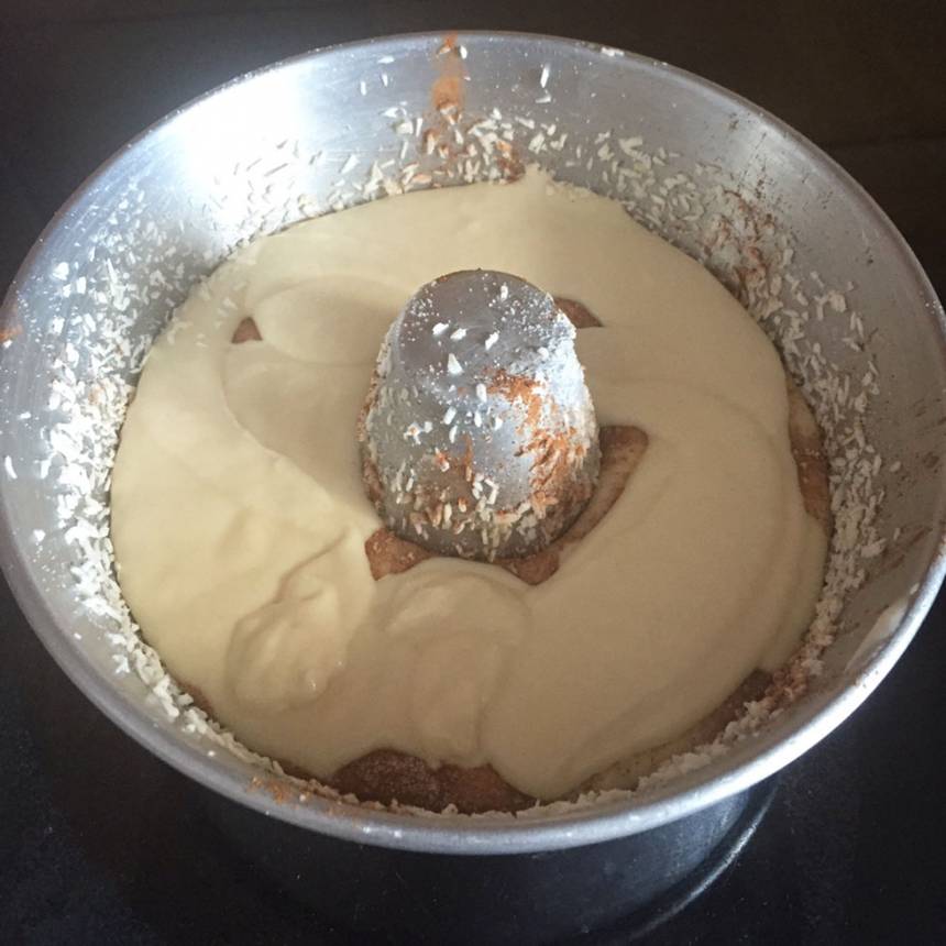 3. Häll 1/3 av smeten i en smord och sockerkakasform, ca 1 ½ liter. Strö över 1/3 av blandningen i formen.