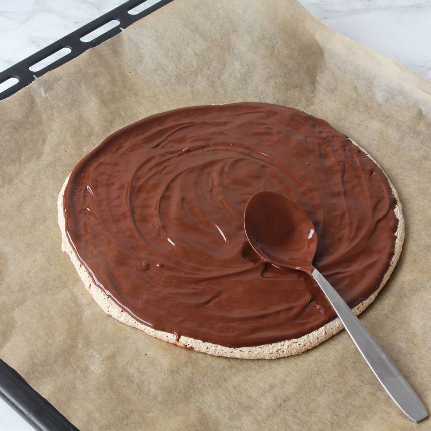 4. Låt bottnarna svalna och lossa dem försiktigt från papperet. Pensla dem med smält choklad på ovansidan och låt den stelna i kylen.