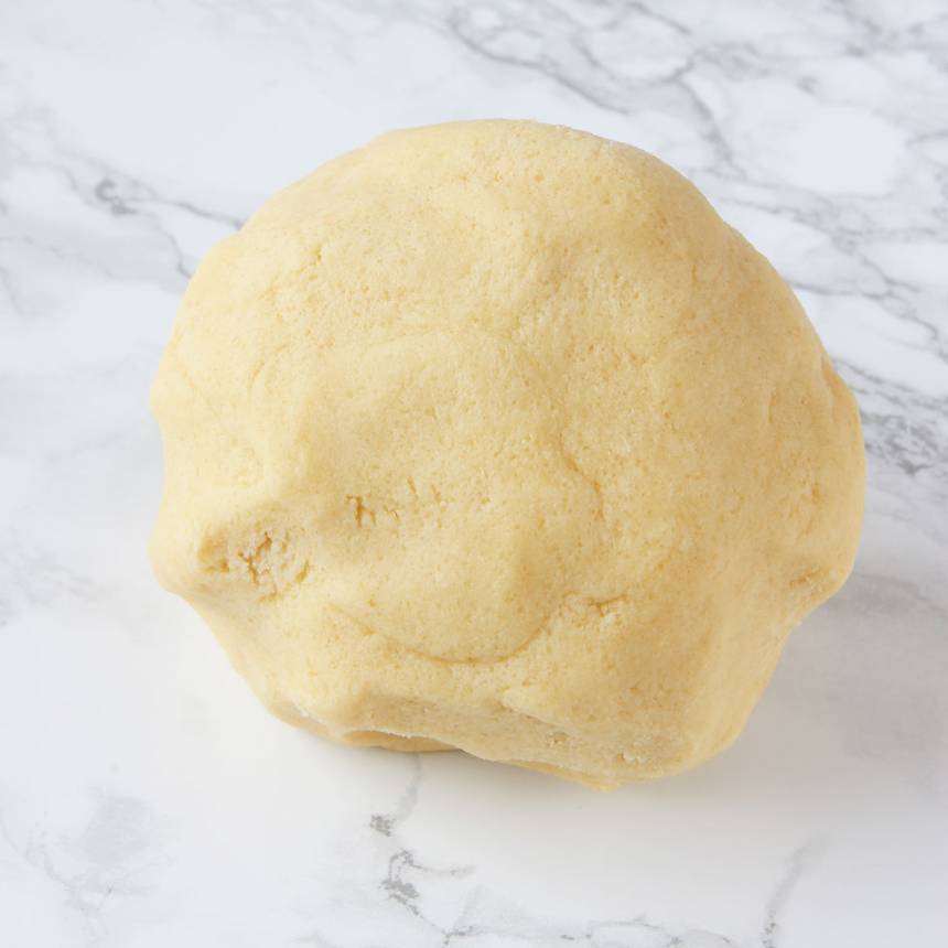 1. Sätt ugnen på 175 grader. Rör ihop smör och strösocker. Tillsätt de torra ingredienserna och sirapen och arbeta snabbt ihop allt till en deg.