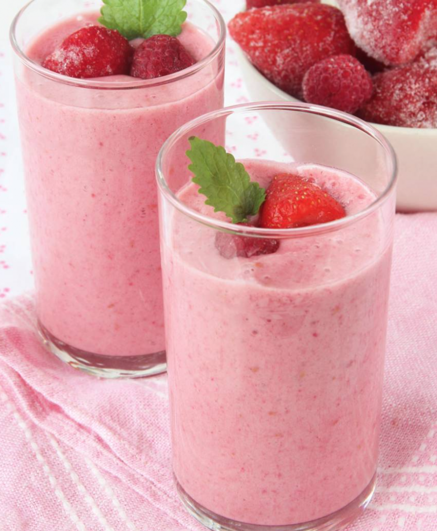 Nyttig, fräsch och lättgjord hallonsmoothie med ingredienser man oftast har hemma! Klicka på bilden för recept!