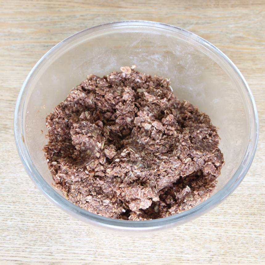 1. Blanda alla ingredienserna i en bunke. Vispa ihop allt med en elvisp så att smeten blir riktigt kladdig.