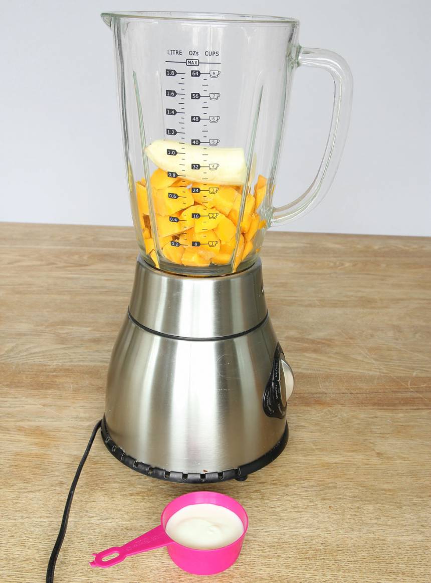 1. Mixa mangobitarna och bananen i en mixer till en krämig glass. (Om man vill kan man tillsätta några droppar mjölk). Låt frukten tina lite om det är svårt att mixa. Ät glassen direkt.