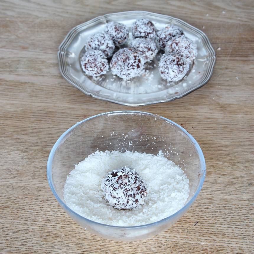 3. Rulla runda bollar i önskad storlek. Doppa dem i smält choklad och därefter i strössel. Lägg dem på en tallrik i kylen så chokladen stelnar. Förvara bollarna i kylen.