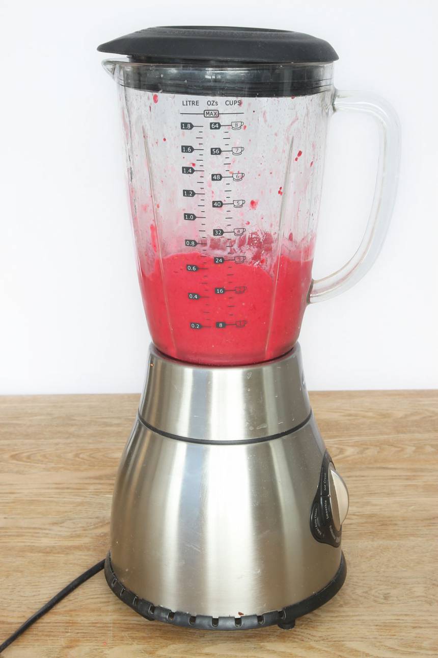 1. Mixa hallonen och bananen i en mixer till en krämig glass. (Om man vill kan man tillsätta några droppar mjölk också). Låt frukten tina lite om det är svårt att mixa. Ät glassen direkt.