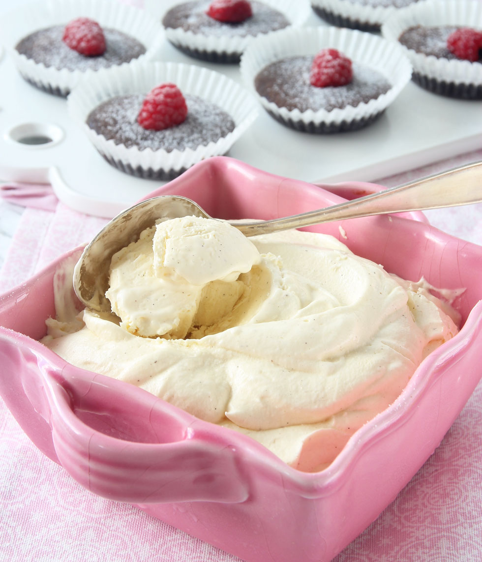 Servera gärna lättglassen med kladdkakemuffins bakade med Hermesetas lättströ. Klicka på bilden för att komma till recept på ljuvligt goda kladdkakemuffins!