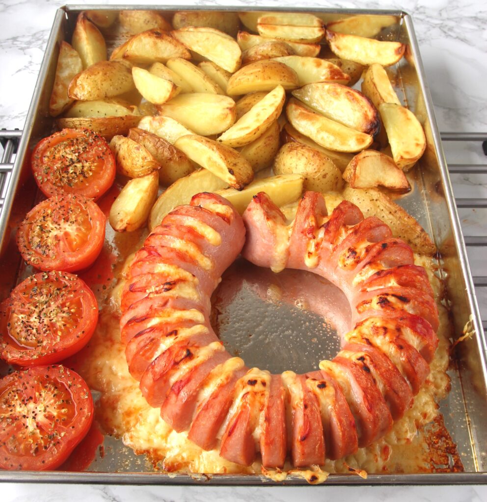 Falukorv i ugn med klyftpotatis Lindas Bakskola